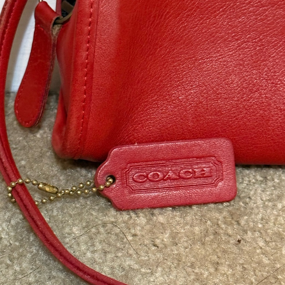 vintage Coach Kimball half-moon crossbody bag made from red leather. - Picture 2 of 5